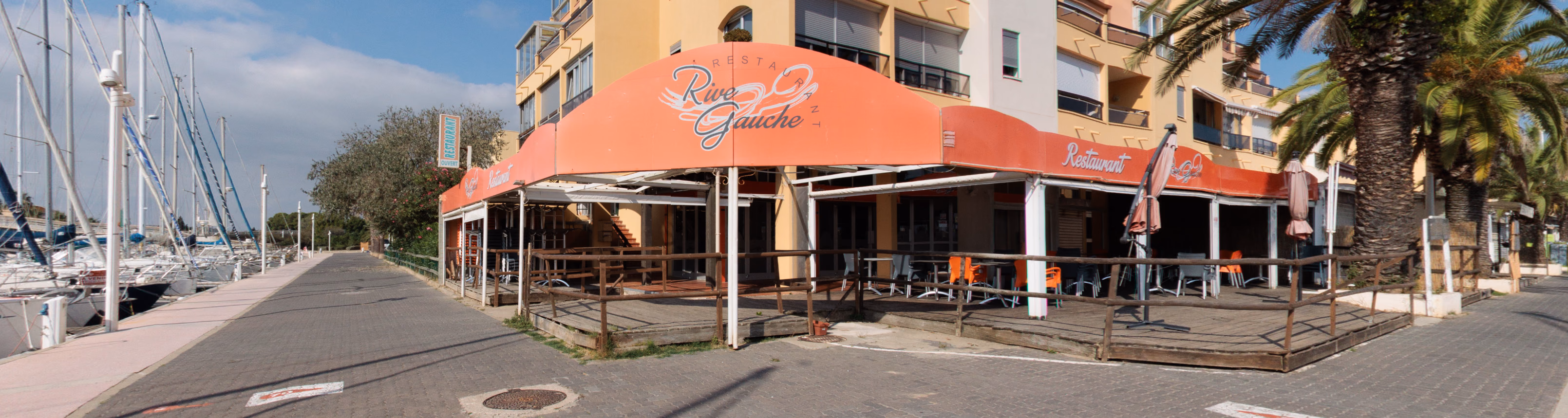 Façade du local commercial occupé au bord des quais de Gruissan